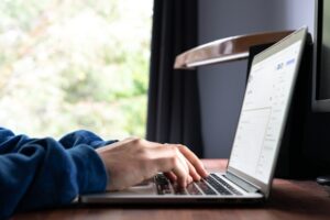 Ilustrasi cara mendistribusikan press release yang tepat. (Sumber: Unsplash)