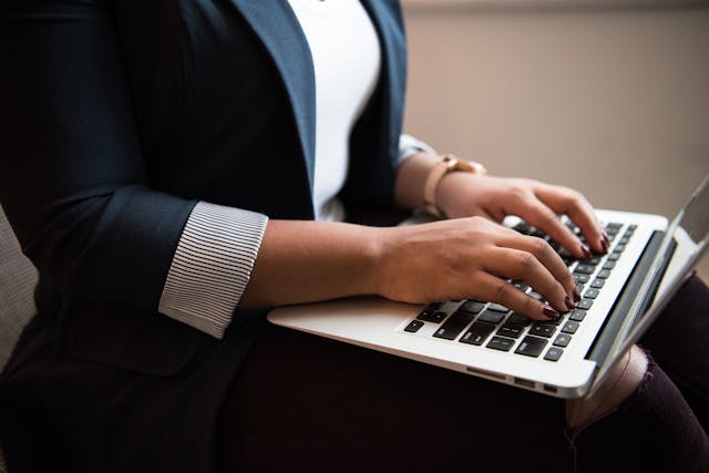 Menciptakan judul yang menarik pada press release launching produk. (Sumber: Pexels)