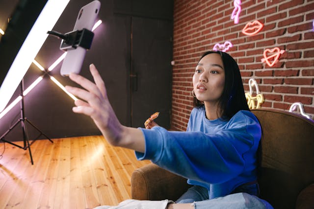Ilustrasi pembuatan konten KOL marketing. (Sumber: Pexels)