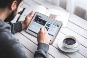 Ilustrasi jasa press release profesional yang dapat membuat sekaligus mendistribusikan siaran pers. (Sumber: Pexels)