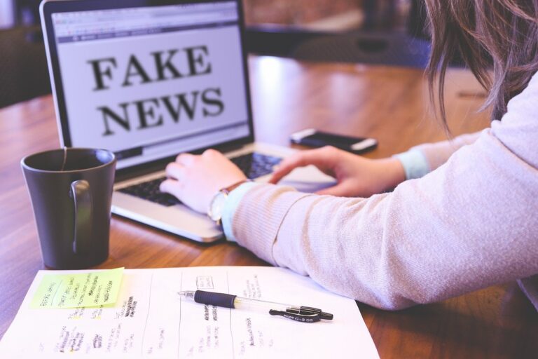 Ilustrasi PR Agency di Indonesia untuk memerangi fake news suatu brand. (Sumber: Pixabay)
