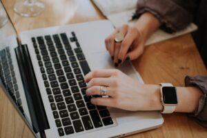 Ilustrasi brand sulit masuk ke media besar. (Sumber: Unsplash)