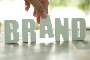 Ilustrasi brand perlu konsisten muncul di media. (Sumber: Magnific)